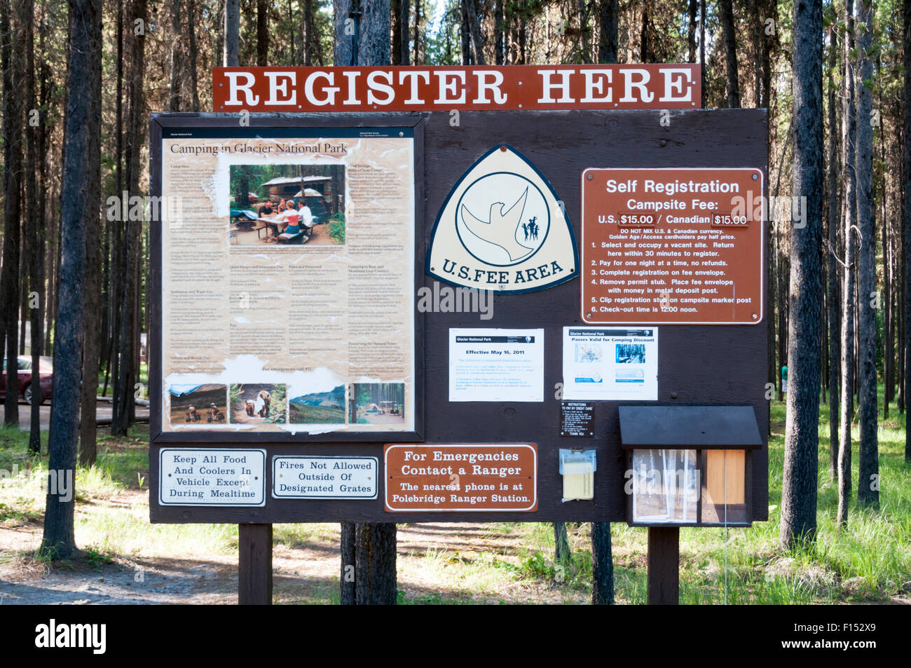 Registrieren Sie sich hier Zeichen und Schwarzes Brett auf dem Apgar-Campingplatz im Glacier National Park, Montana Stockfoto