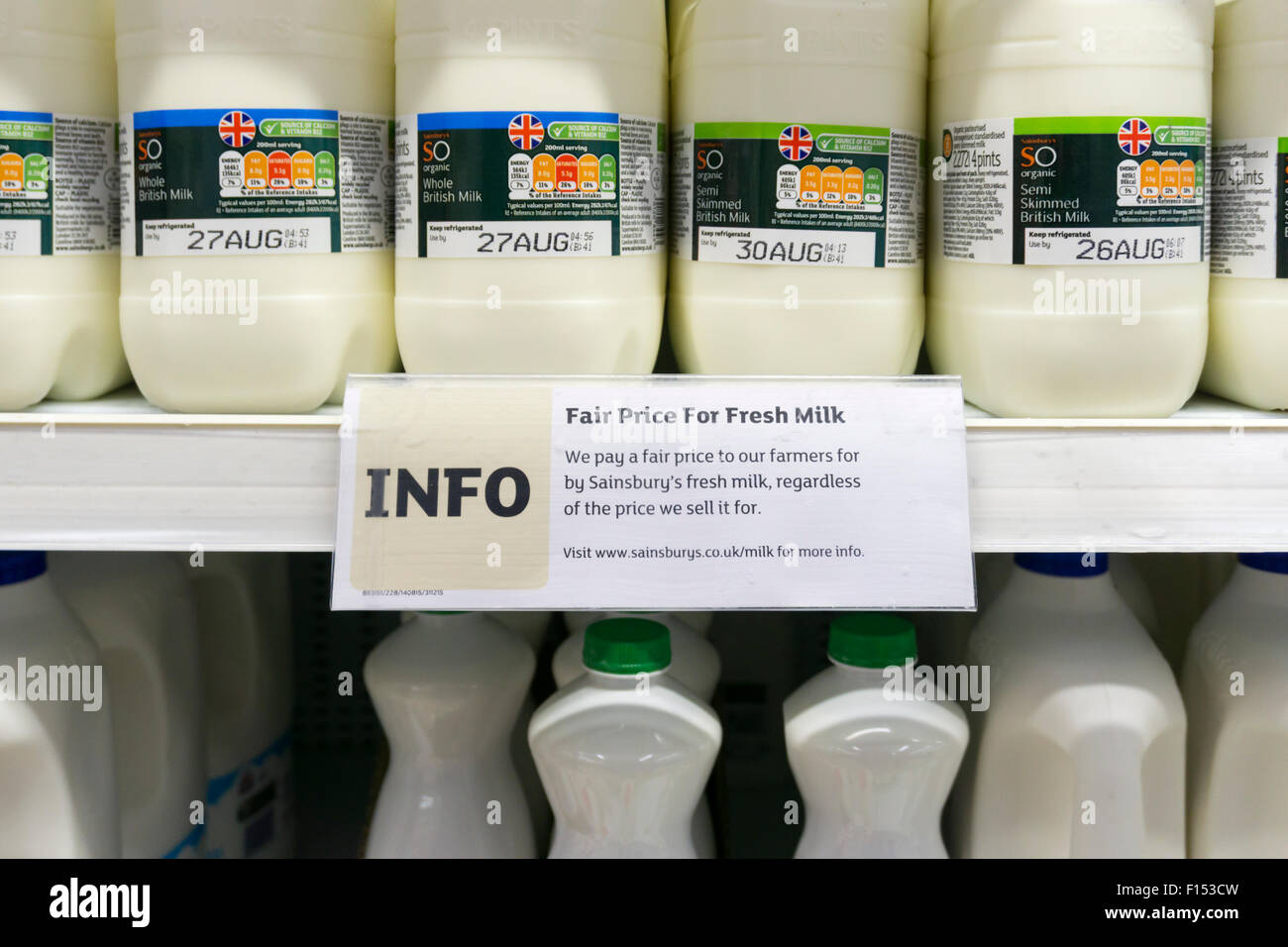 Ein Schild auf einem Supermarktregal sagt, dass die Bauern einen fairen Preis für Milch bezahlt werden.  SIEHE DETAILS IN DER BESCHREIBUNG. Stockfoto
