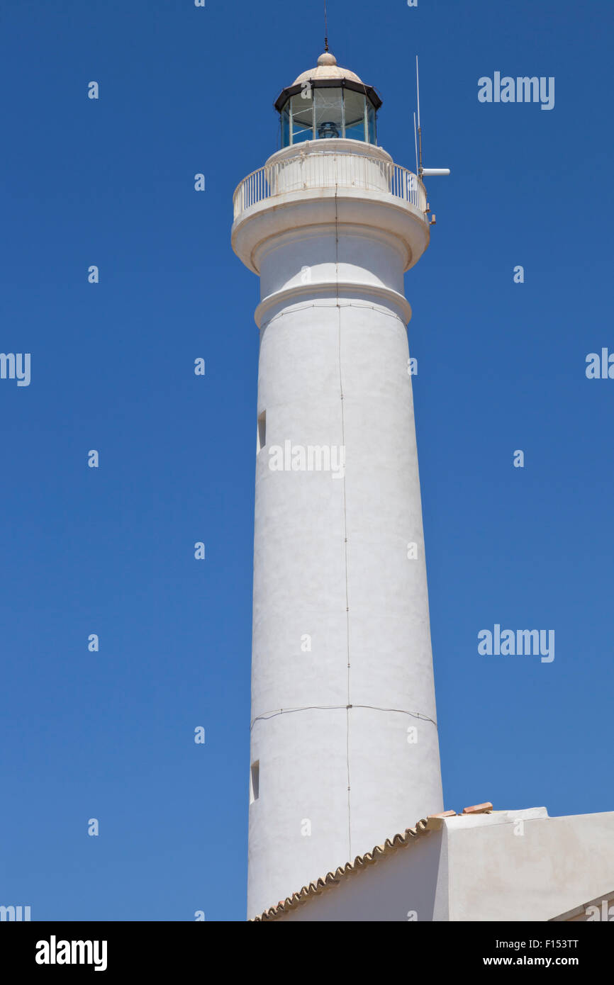 Weißer Turm gegen blauen Himmel in Punta Secca, südlich von Sizilien, Italien Stockfoto