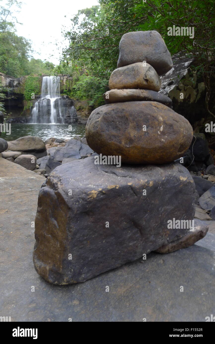 Steinen vor einem Wasserfall auf Koh Kut (Ko Kood) Insel Stockfoto
