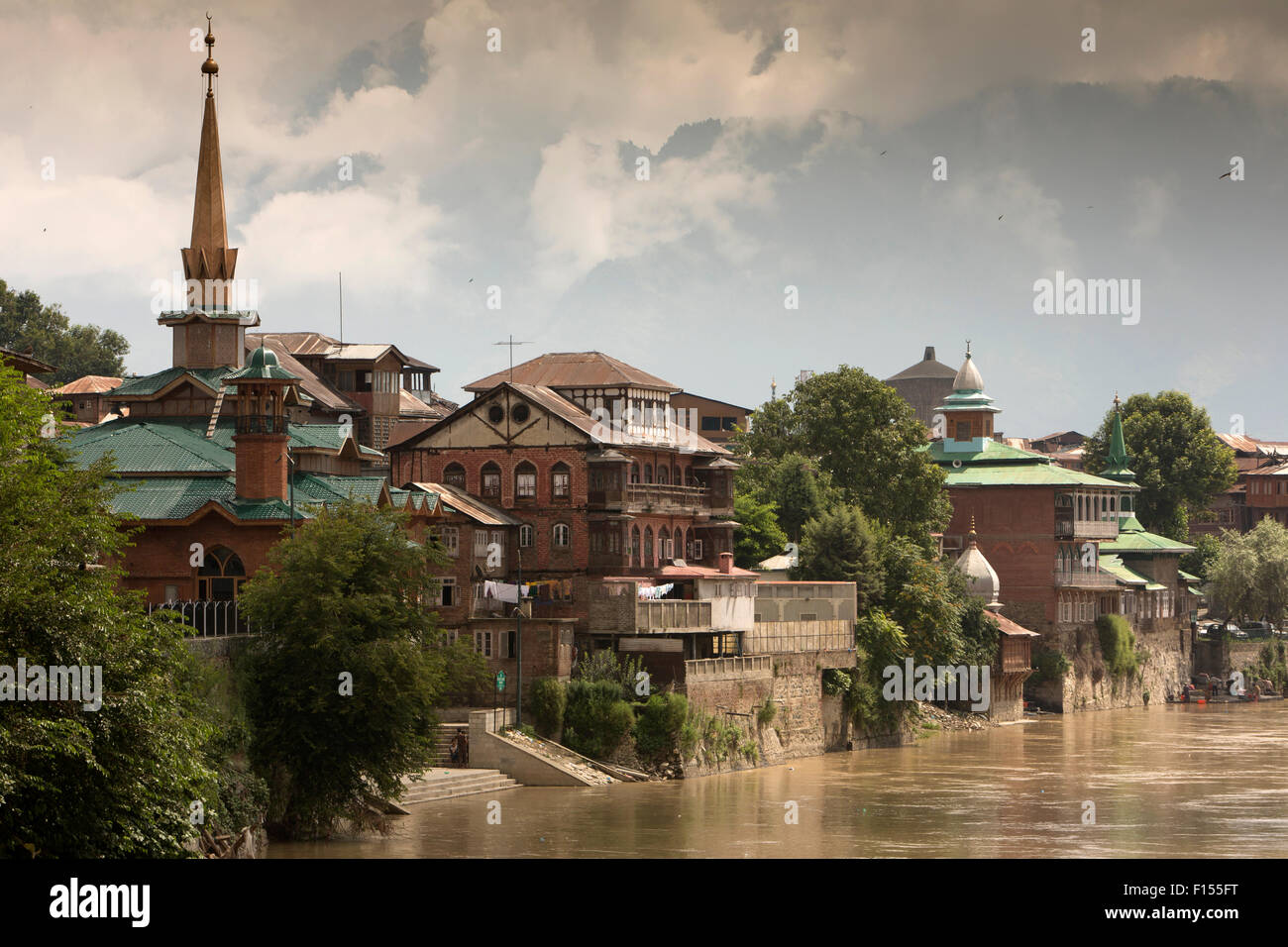 Indien, Jammu & Kaschmir, Srinagar, Altstadt, Häuser, Moscheen und Tempel am Ufer des Flusses Jhelum Stockfoto