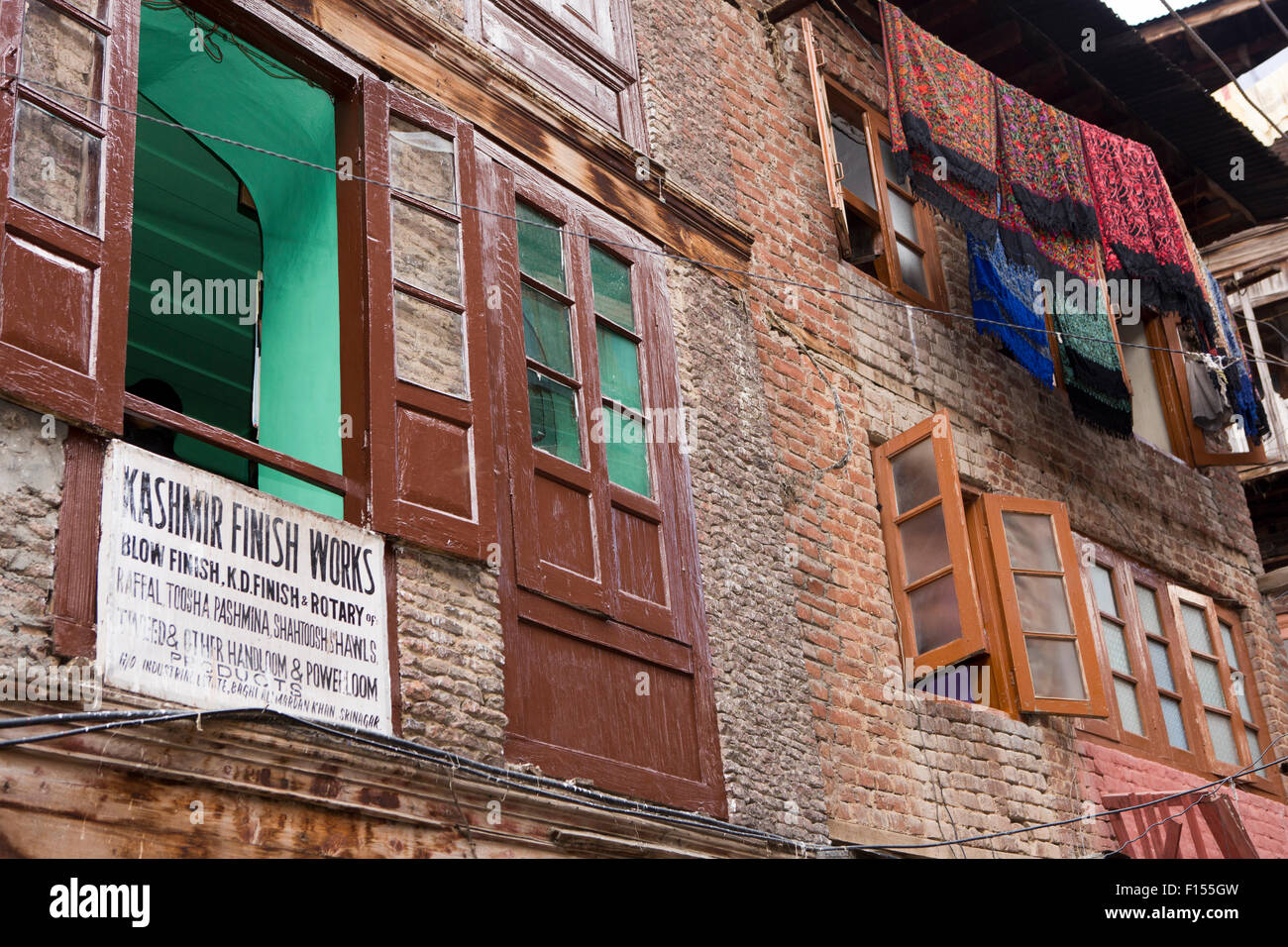 Indien, Jammu & Kaschmir, Srinagar, Altstadt, Holzfenster von historischen Textilveredlung Fabrik Stockfoto