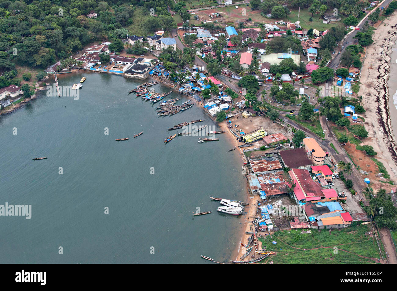 Luftaufnahme von Freetown, Sierra Leone an einem regnerischen Tag. Stockfoto