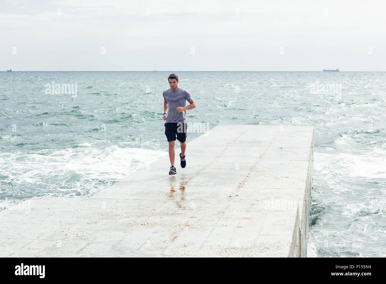 Porträt eines Mannes, Sport im Freien am Strand laufen Stockfoto
