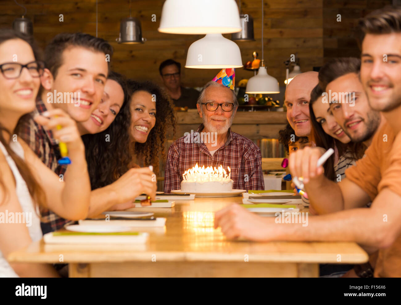 Große Familie feiern den Geburtstag des Großvaters Stockfoto
