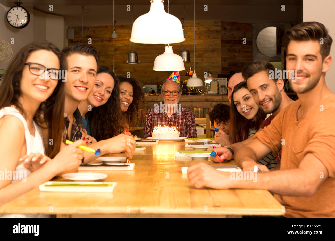 Große Familie feiern den Geburtstag des Großvaters Stockfoto