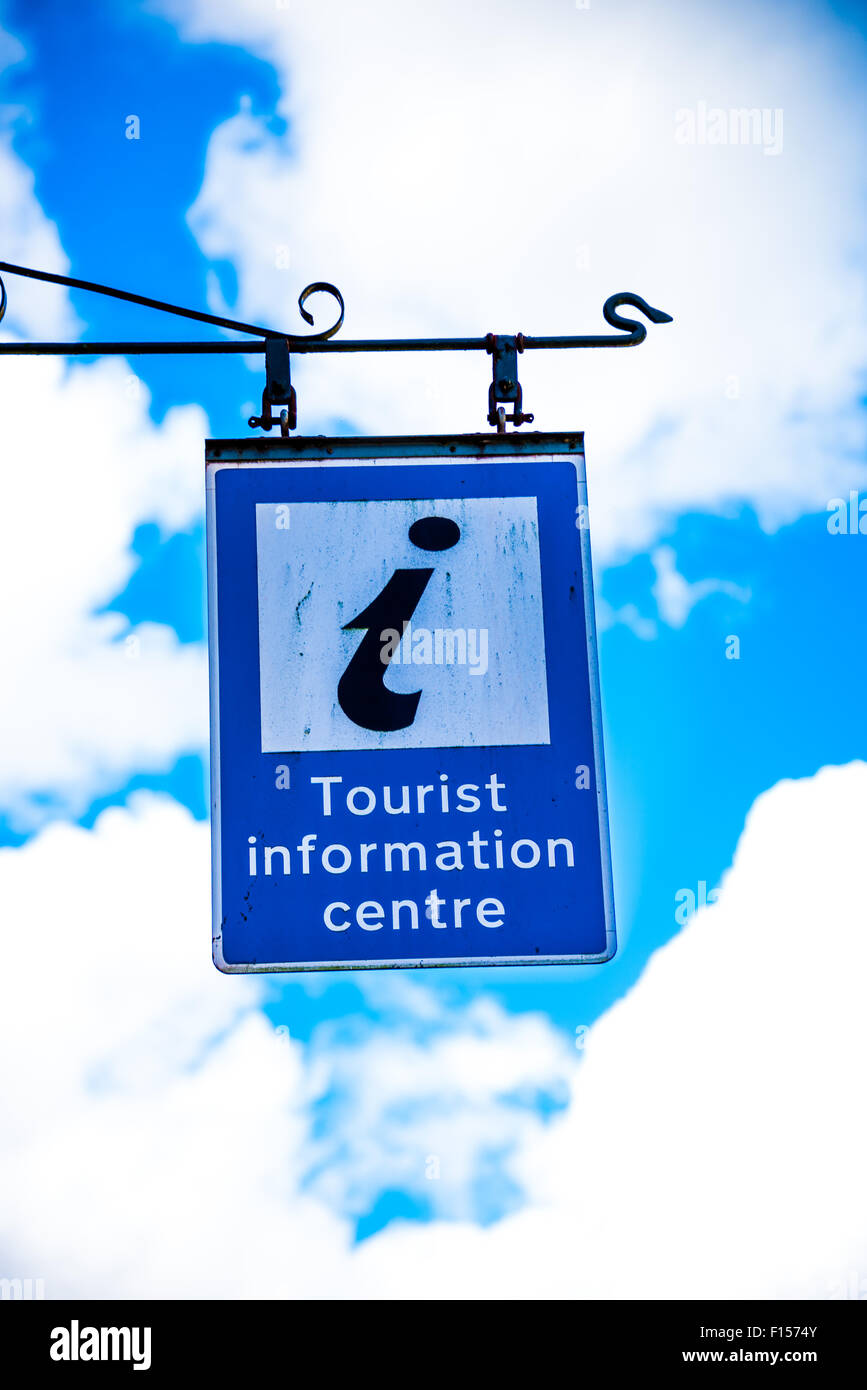 Ein blaues Schild von Tourist-Information-Zentrum gegen einen blauen Wolkenhimmel in Ironbridge Shropshire UK Stockfoto