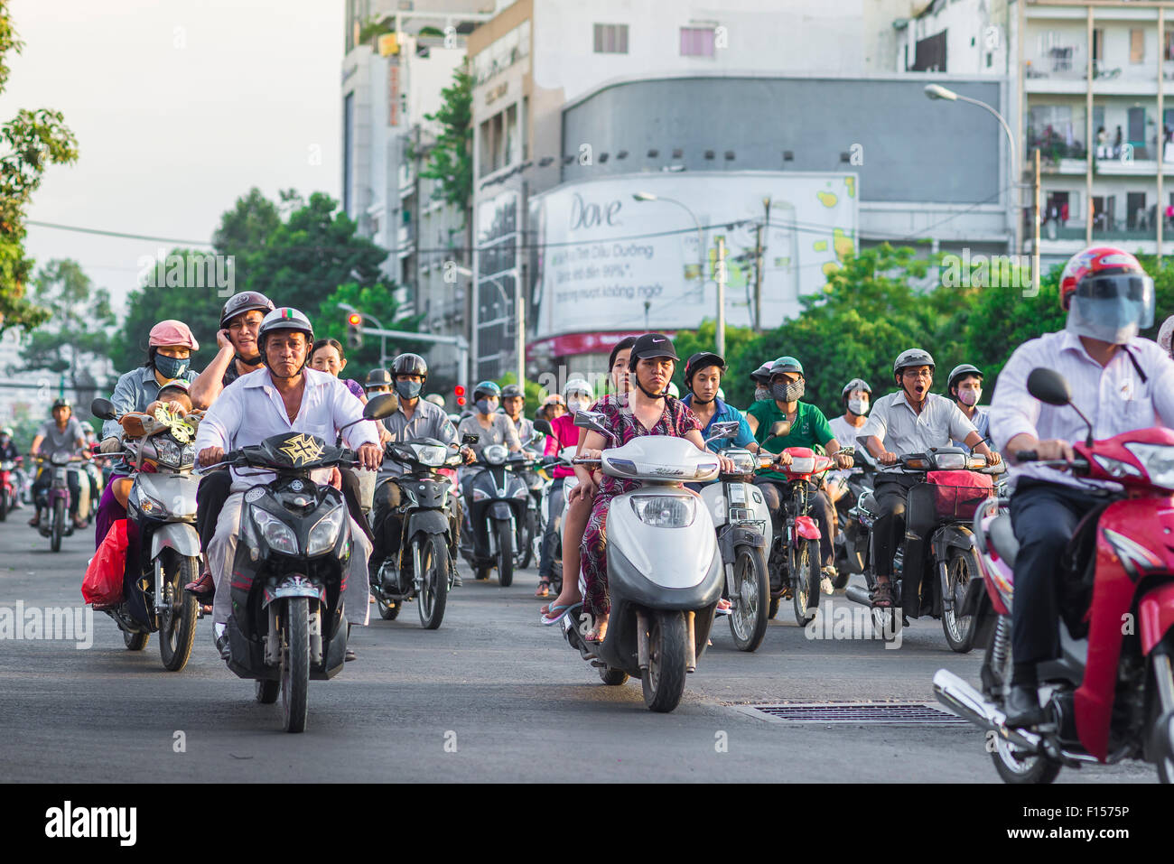 Verkehr Vietnam Saigon, Berufsverkehr Geschwindigkeiten entlang Dong Cong Quynh im Zentrum von Ho Chi Minh City, Saigon, Vietnam. Stockfoto