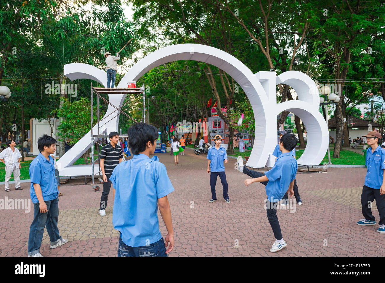 Vietnam da cau Spiel, in der 23. September Park im Zentrum von Ho Chi Minh City eine Gruppe von Teenagern das Spiel spielen, bekannt als 'da Cau', Saigon Stockfoto