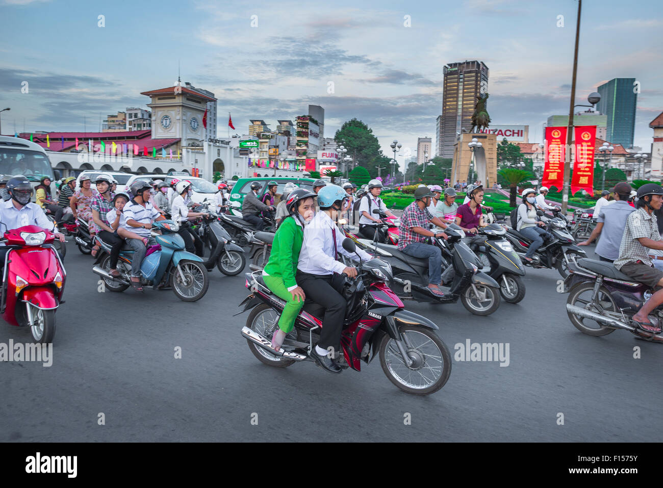 Vietnam-Verkehr Saigon, beschleunigt Berufsverkehr entlang der großen Kreisverkehr in der Nähe von Ben Thanh Market in Ho-Chi-Minh-Stadt, Vietnam. Stockfoto