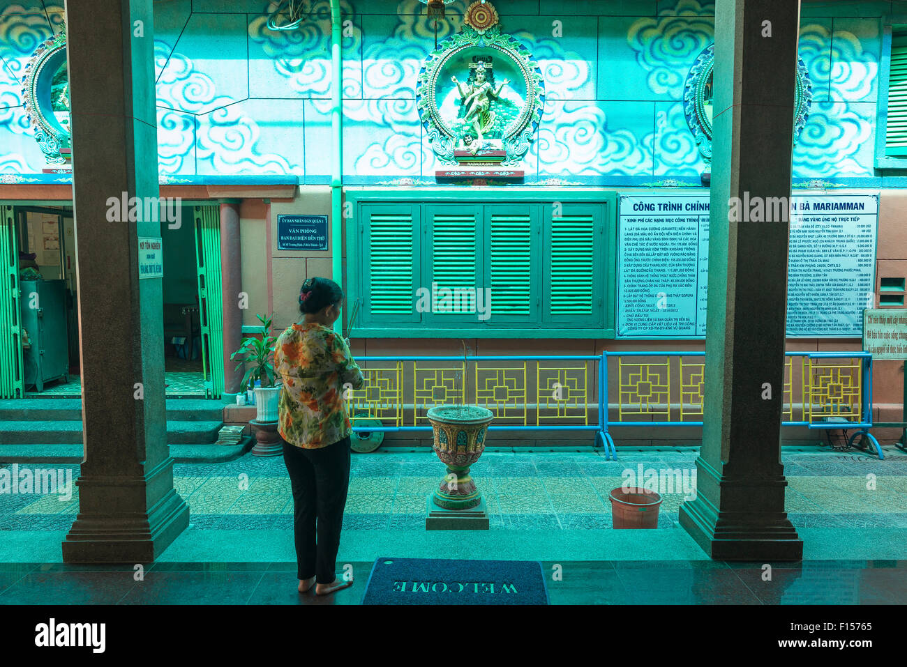 Beten, einen einsamen Besucher der Mariamman Hindu-Tempel in Ho-Chi-Minh-Stadt, Vietnam, Vietnam-Frau führt einen Akt der Anbetung. Stockfoto