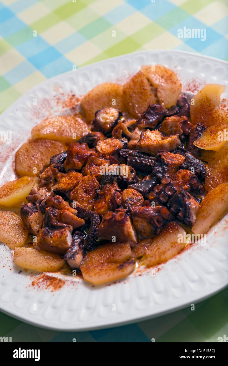 Tintenfisch mit Kartoffeln, gewürzt mit Olivenöl und paprika Stockfoto