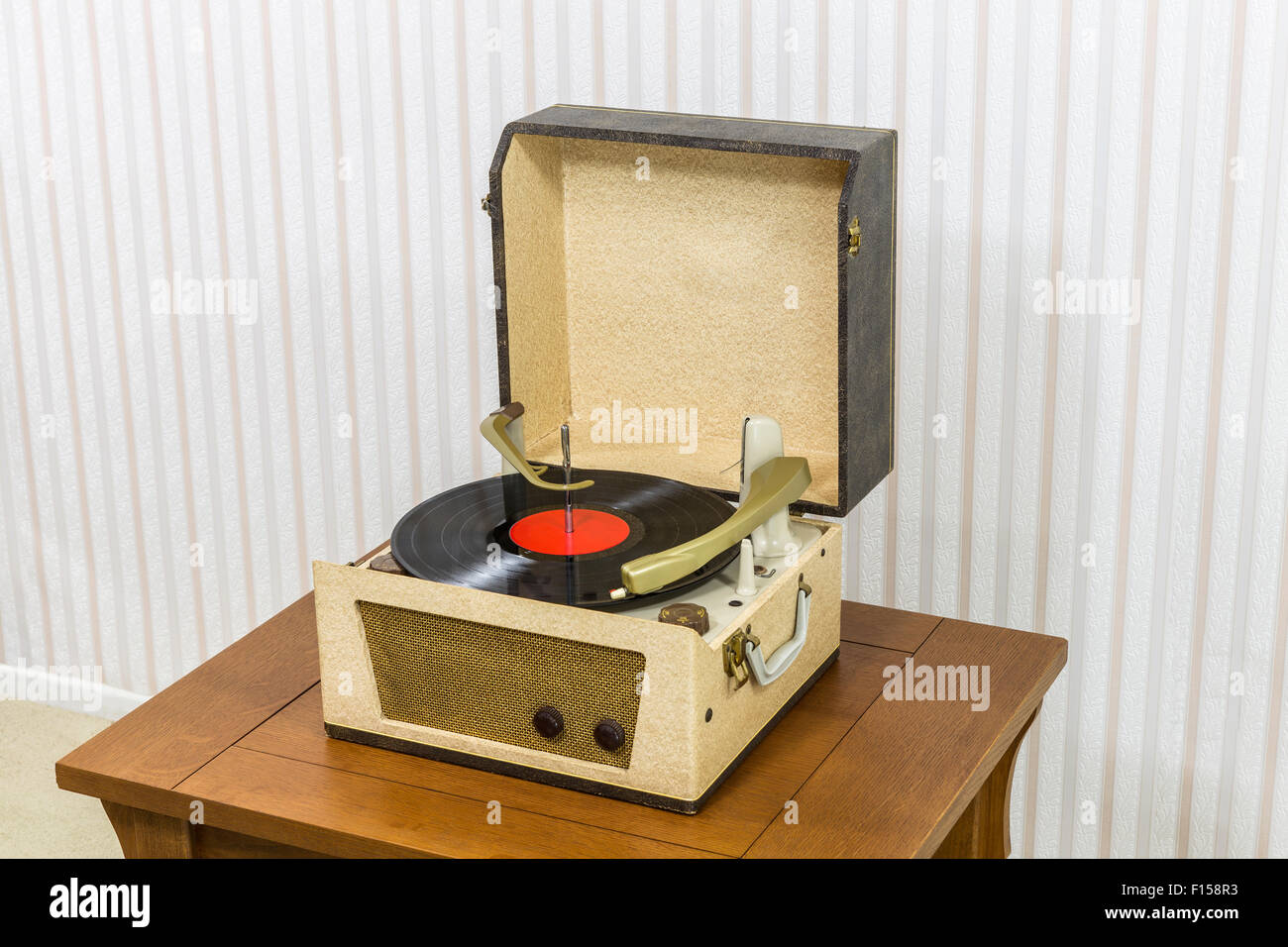 Vintage Plattenspieler mit Vinyl Album auf Holztisch. Stockfoto