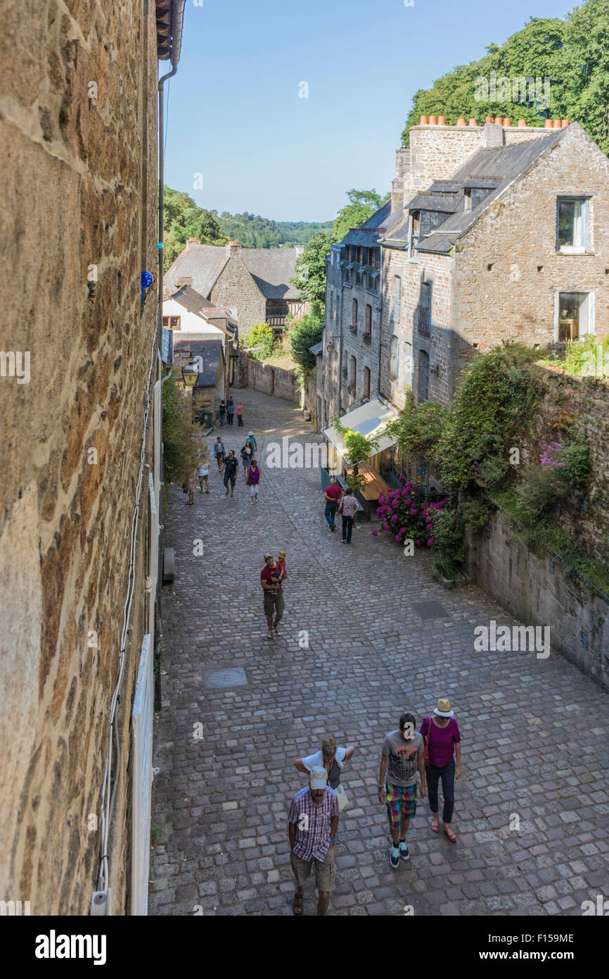 Erhöhten Blick auf die Rue du Petit Fort, Dinan im Nordwesten von Frankreich Juli 2015 PHILLIP ROBERTS Stockfoto