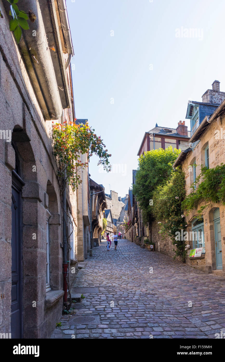 Die steile Straße Rue du Jezerel Dinan, Nordwesten Frankreich Juli 2015 PHILLIP ROBERTS Stockfoto