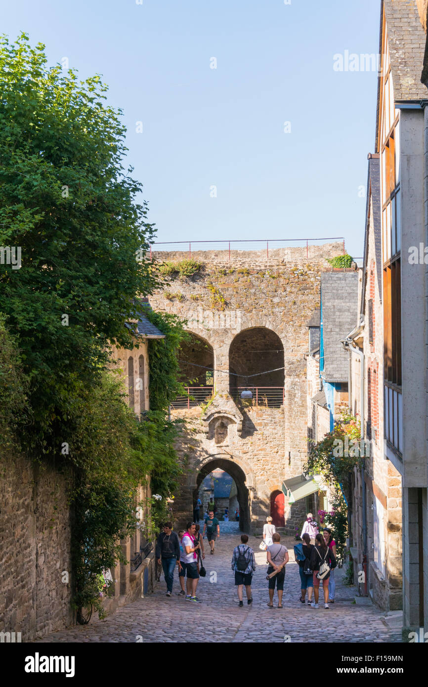 Die steile Straße Rue du Jezerel Dinan, Nordwesten Frankreich Juli 2015 PHILLIP ROBERTS Stockfoto