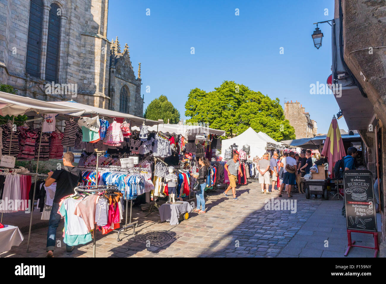 Markttag in Dinan, Bretagne, Frankreich Stockfoto