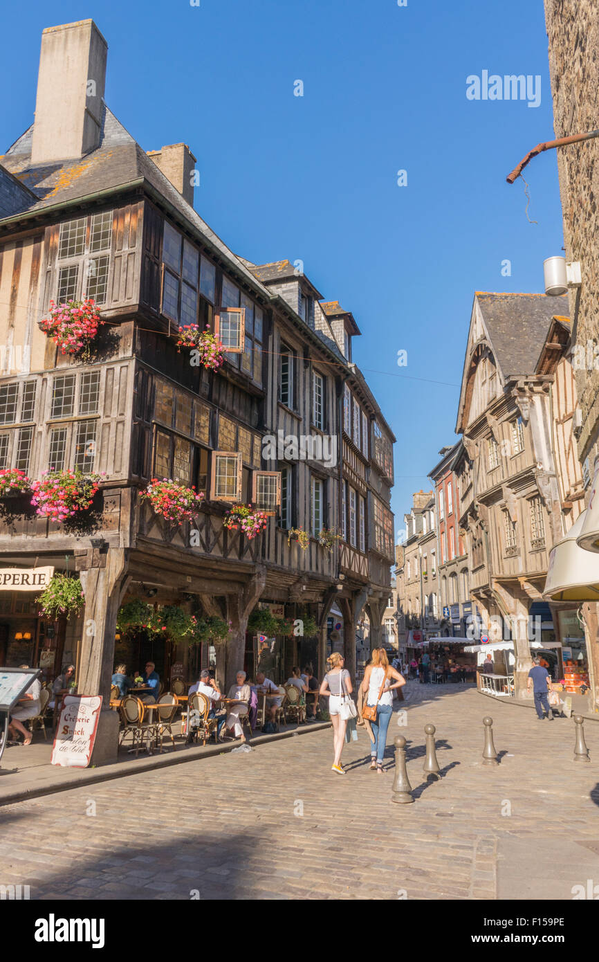 Fachwerkhaus Gebäude in Dinan im Nordwesten von Frankreich Juli 2015 PHILLIP ROBERTS Stockfoto