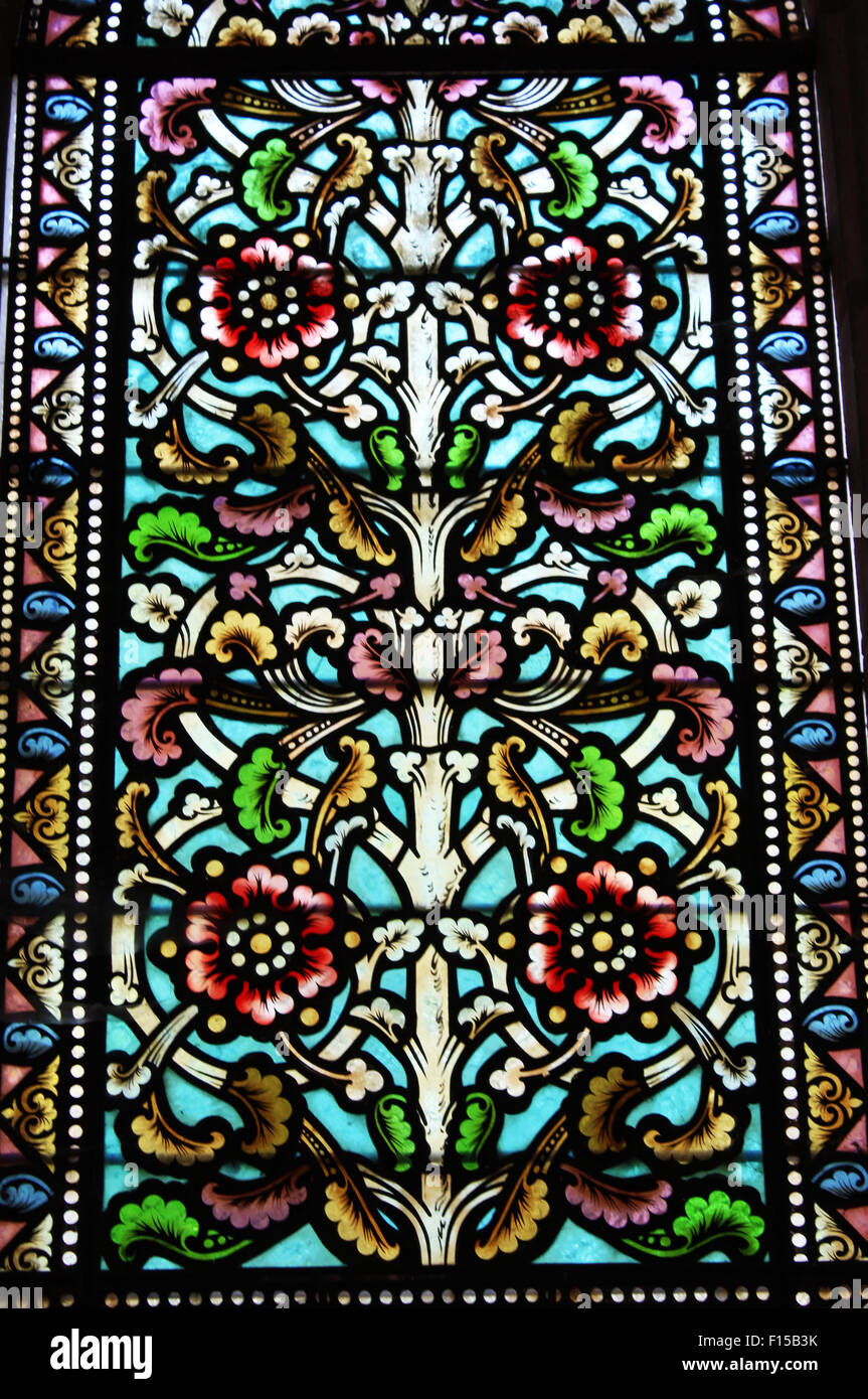 Ziemlich ausführliche Glasfenster mit Rosen, Blumen und Blätter Design ich im 12 Jahrhundert in Bourdeilles Frankreich Kirche Stockfoto