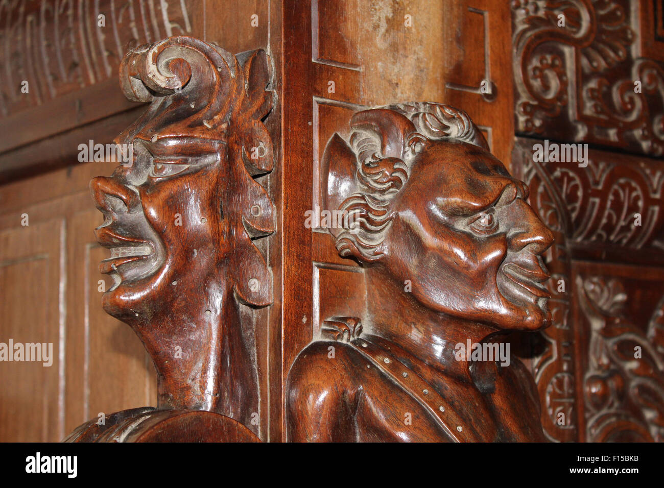 Komödie-Gesichter der Männer in mittelalterlichen Anrichte an das Renaissance-Schloss in Frankreich aus Holz geschnitzt Stockfoto