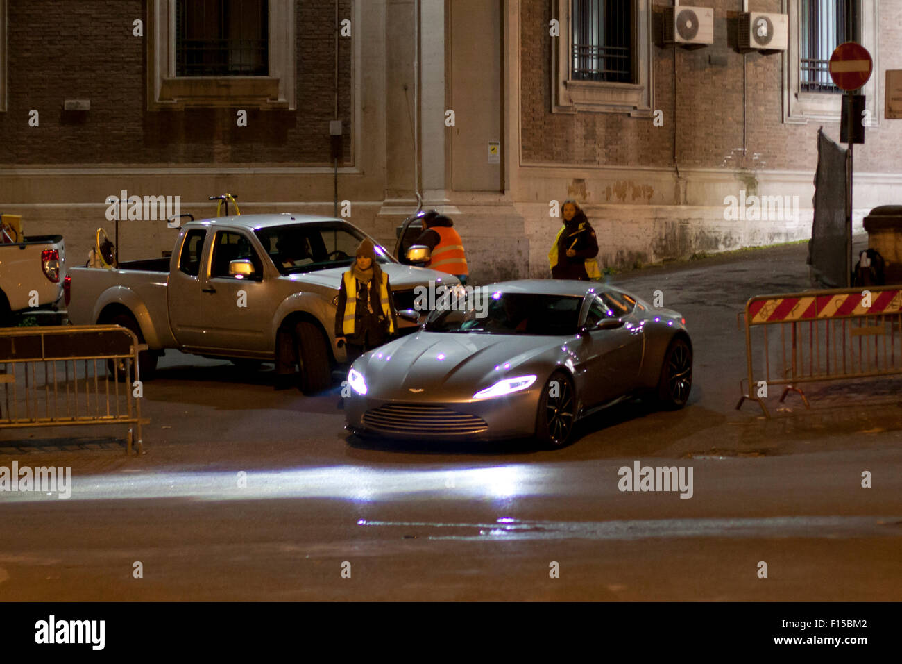 Rom, Italien. 8. März, 2015. Dreharbeiten Chase Scene für James Bond Film pectre' in Rom, Italien. Abgebildeten Aston Martin DB10 Stockfoto