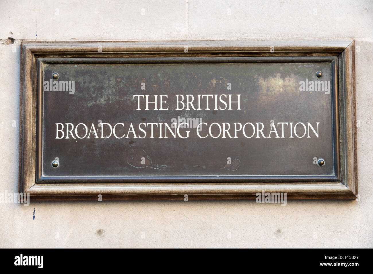 British Broadcasting Corporation Plakette außerhalb des Gebäudes am Portland Place, London, England, UK Stockfoto