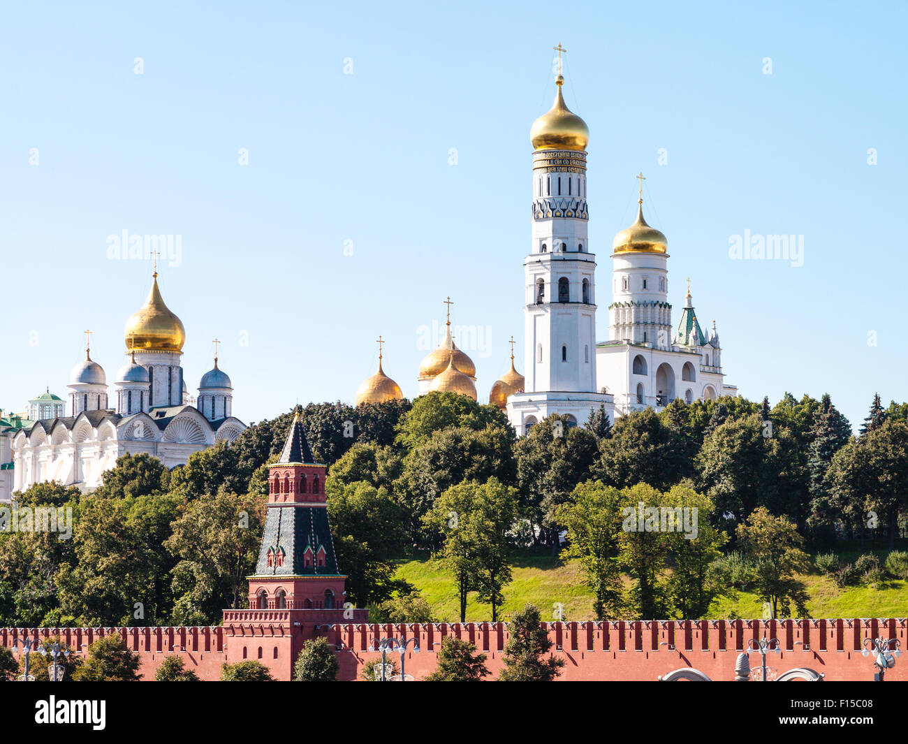 Moskau Stadt - Ivan der große Glockenturm mit Annahme Belfried und die Kathedrale des Erzengels auf grünem Hügel in Moskau K Stockfoto