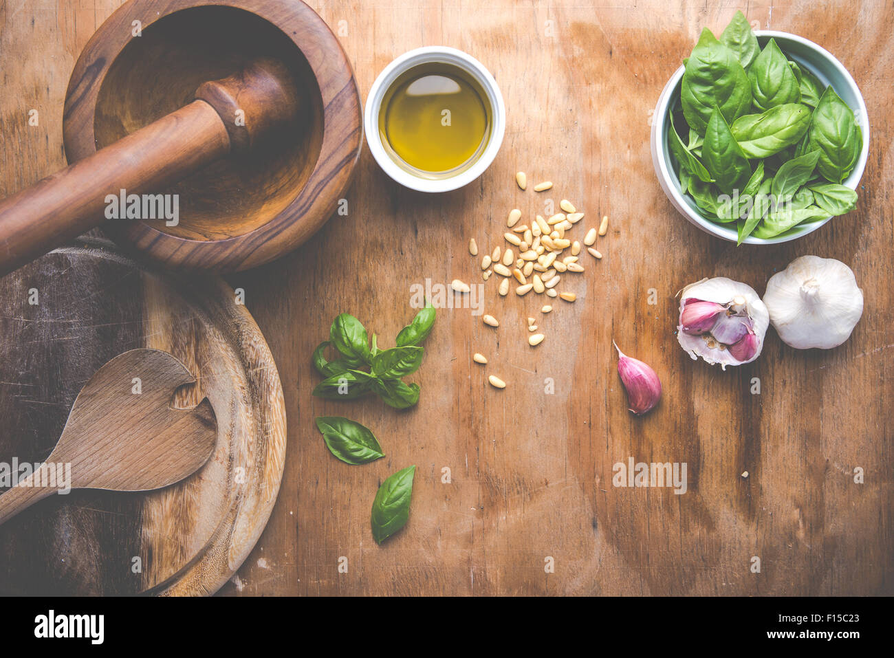 Machen Nudeln mit Pesto mit dem ursprünglichen Rezept von Genua. Hölzernen Hintergrund und Zubehör vermitteln das Gefühl von Italien. Stockfoto