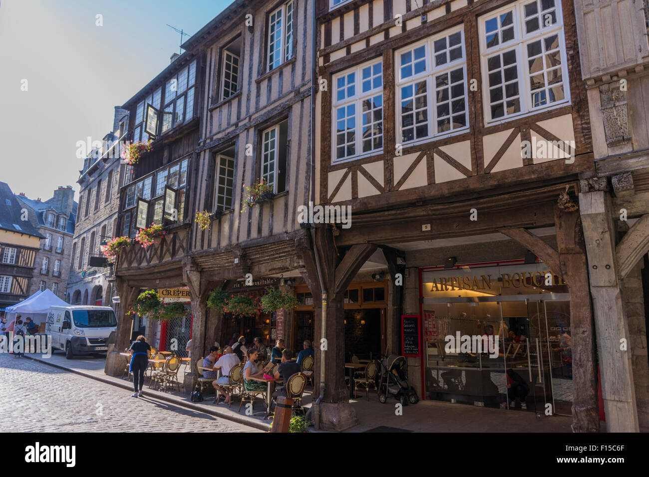 Fachwerkhaus Gebäude in der mittelalterlichen Stadt Dinan im Nordwesten von Frankreich Juli 2015 PHILLIP ROBERTS Stockfoto