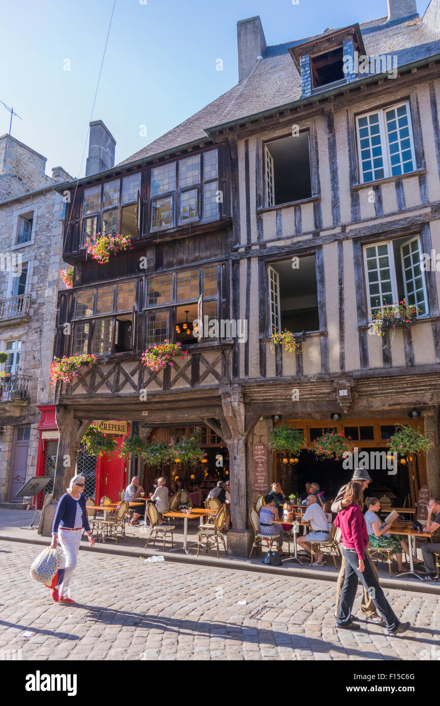 Fachwerkhaus Gebäude in der mittelalterlichen Stadt Dinan im Nordwesten von Frankreich Juli 2015 PHILLIP ROBERTS Stockfoto