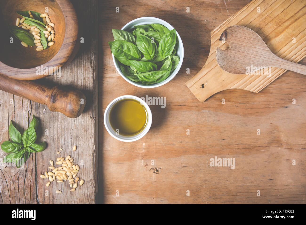 Machen Nudeln mit Pesto mit dem ursprünglichen Rezept von Genua. Hölzernen Hintergrund und Zubehör vermitteln das Gefühl von Italien. Stockfoto