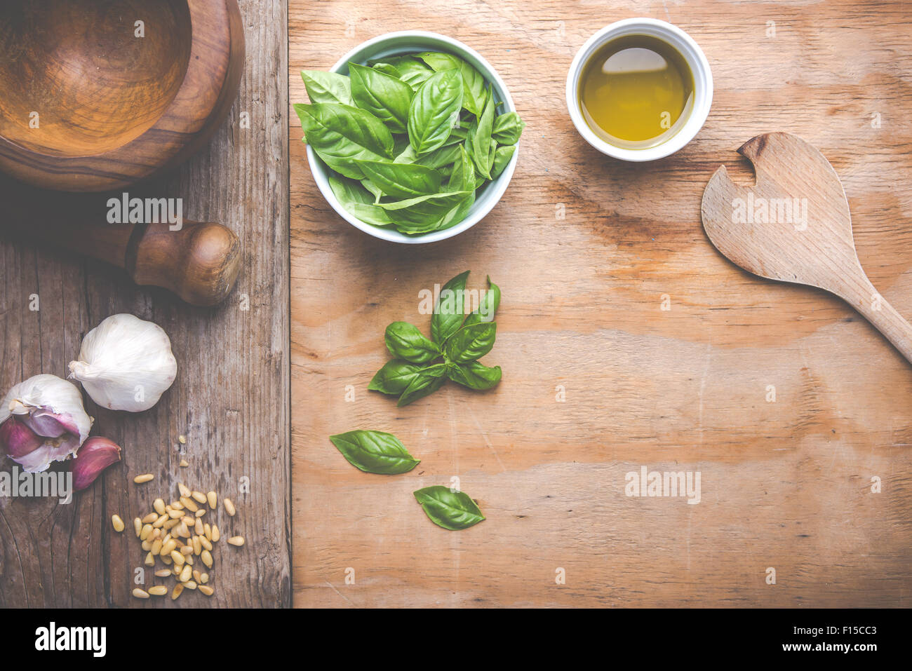 Machen Nudeln mit Pesto mit dem ursprünglichen Rezept von Genua. Hölzernen Hintergrund und Zubehör vermitteln das Gefühl von Italien. Stockfoto