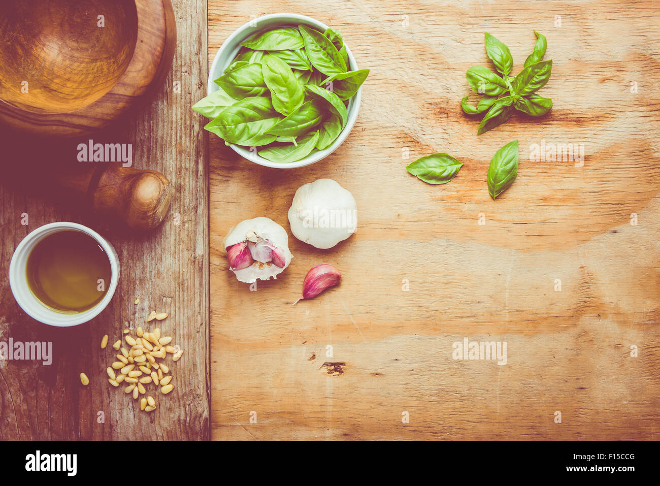Machen Nudeln mit Pesto mit dem ursprünglichen Rezept von Genua. Hölzernen Hintergrund und Zubehör vermitteln das Gefühl von Italien. Stockfoto