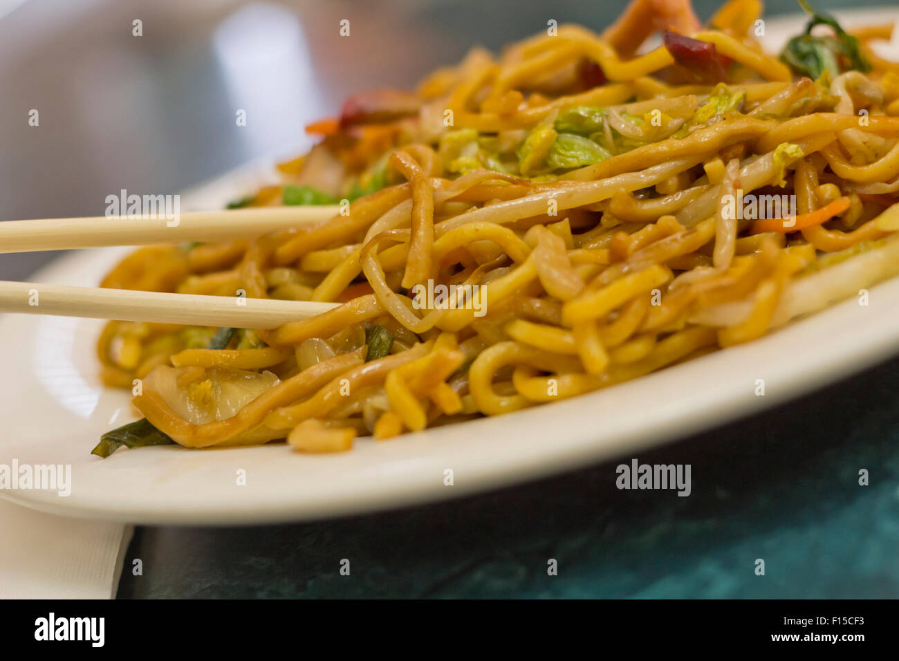 Chinesische Schweinefleisch zu essen lo Nudeln Mein, mit Stäbchen Stockfoto