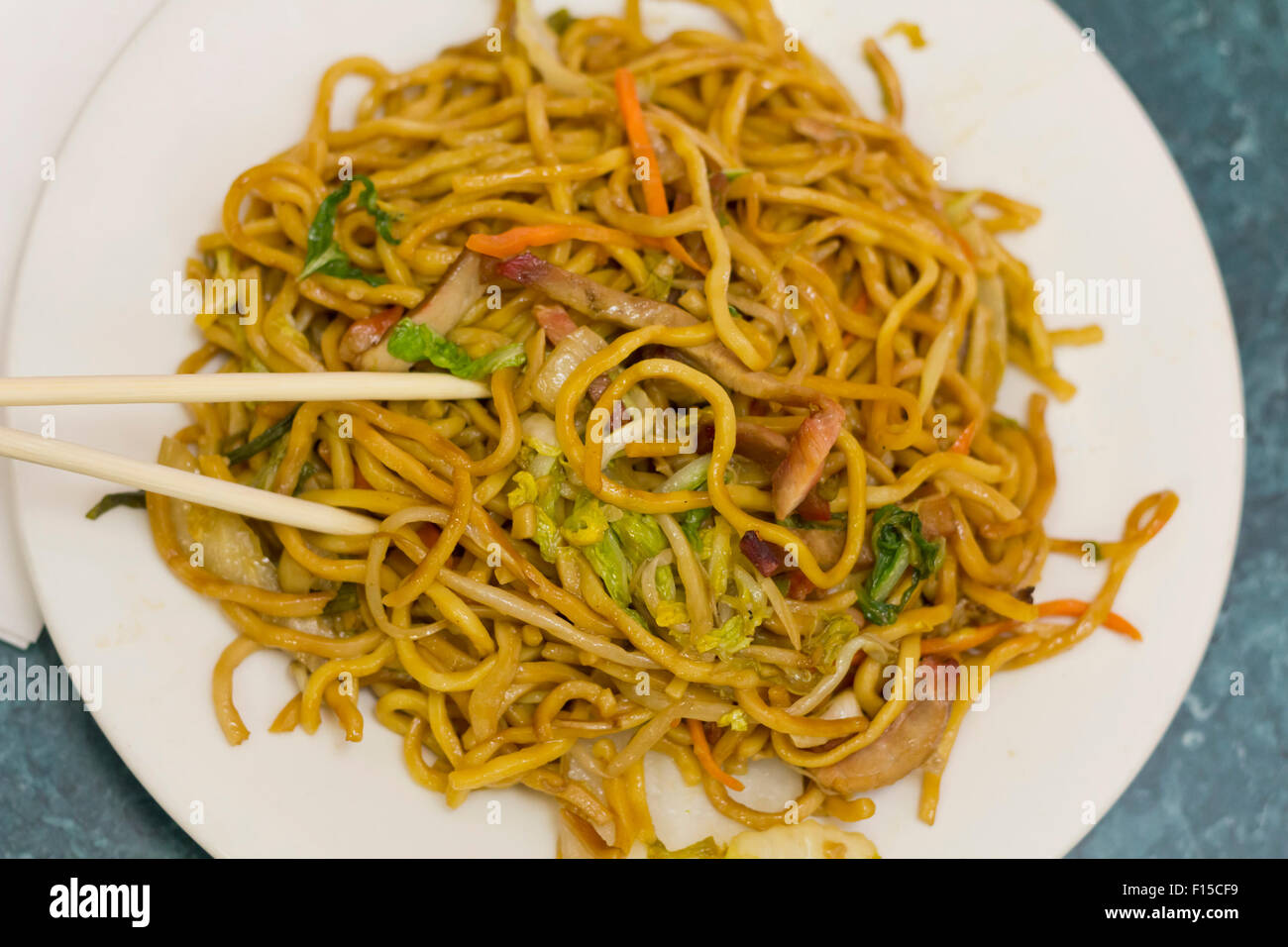 Chinesische Schweinefleisch zu essen lo Nudeln Mein, mit Stäbchen Stockfoto