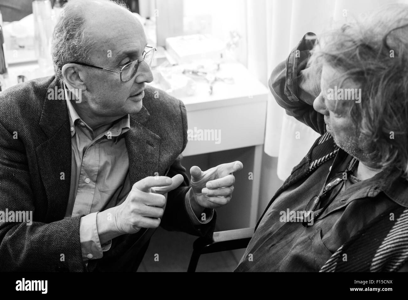 Paolo Dal Bon (Giorgio Gaber Stiftungspräsident) und Paolo Rossi (Schausteller) sprechen im backstage Stockfoto