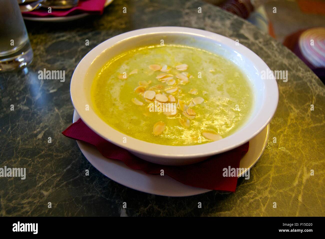 Ungarische Küche Mandeln Spargel Suppe Gemüse Stockfoto