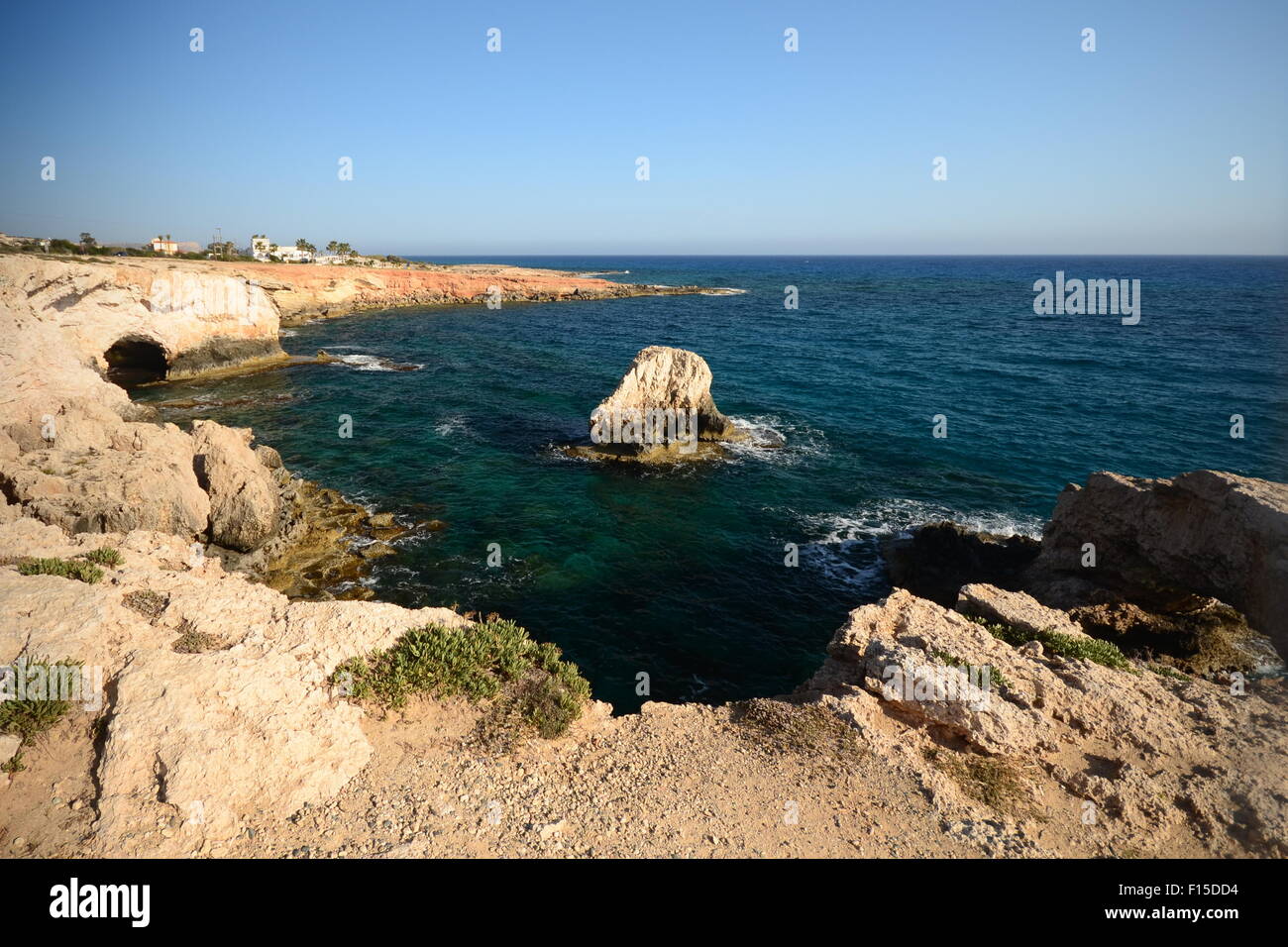 Die Meeresgrotten und die Küste in der Nähe von Ayia Napa, Zypern. Stockfoto