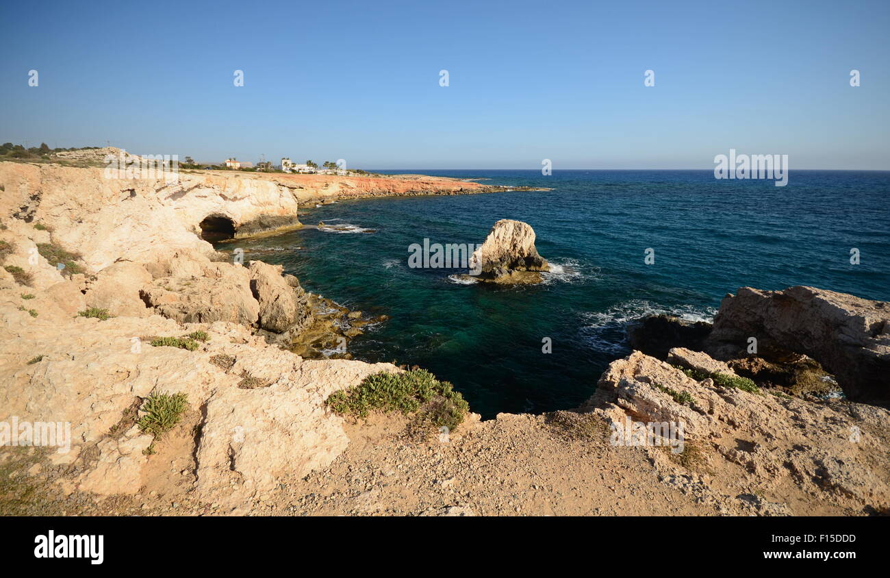 Die Meeresgrotten und die Küste in der Nähe von Ayia Napa, Zypern. Stockfoto