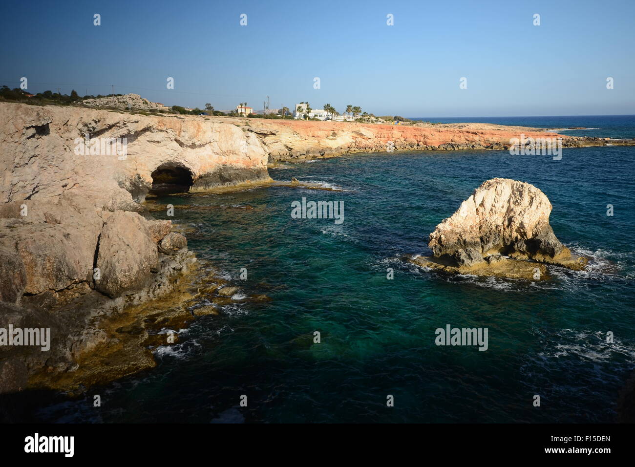 Die Meeresgrotten und die Küste in der Nähe von Ayia Napa, Zypern. Stockfoto