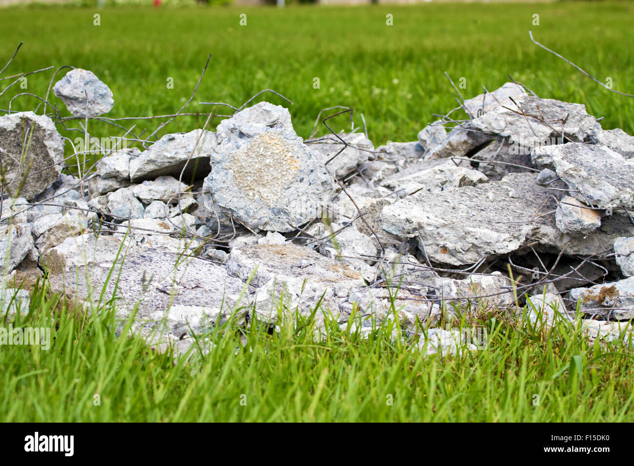 Stapel von gebrochenen Betonsteine auf dem Rasen land Stockfoto