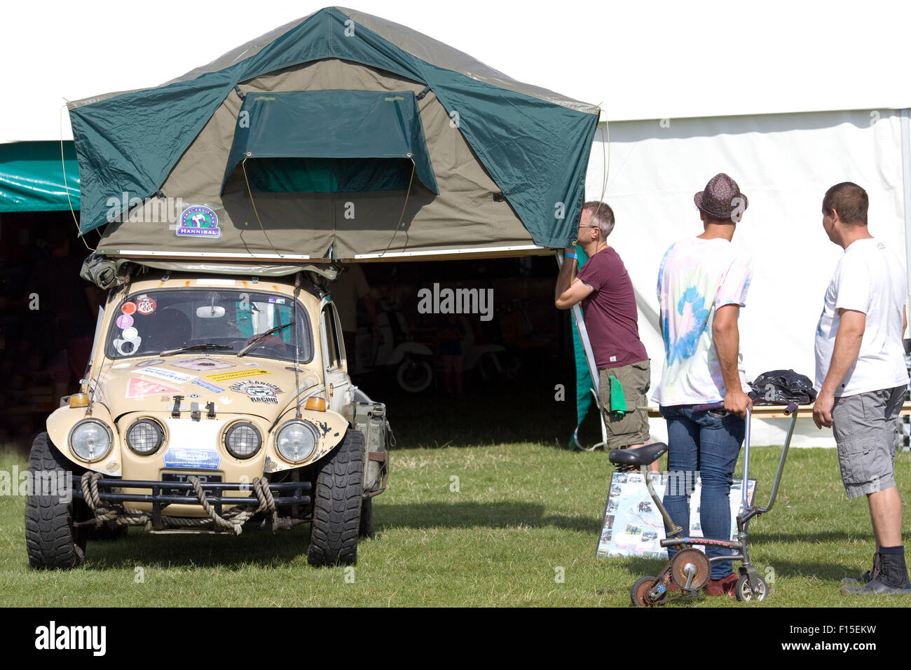 Trabi mit zelt auf dem dach : Vw buggy stockfotos bilder alamy