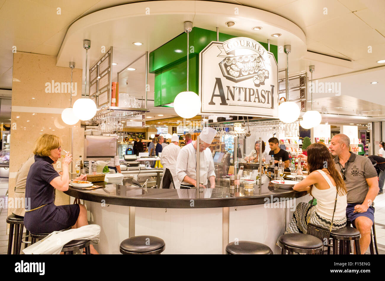 Antipasti-Restaurant-Bar auf der Gourmet-Etage des KaDeWe Kaufhaus, Berlin, Deutschland Stockfoto