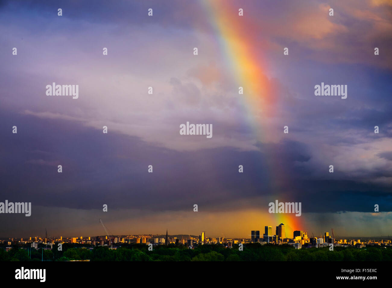 Töpfe mit Gold? Ein Regenbogen fällt vor Canary Wharf, London Stockfoto