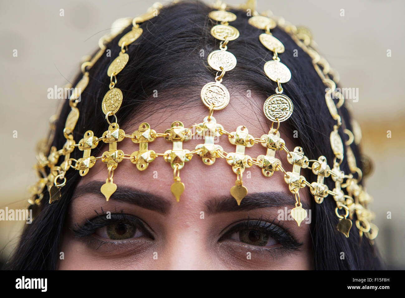 Traditionelle gold Kopf Kleid Katar. Arabische Frau tragen Goldschmuck. Gold-Nahost-Frau. Gold Kopfschmuck. Stockfoto