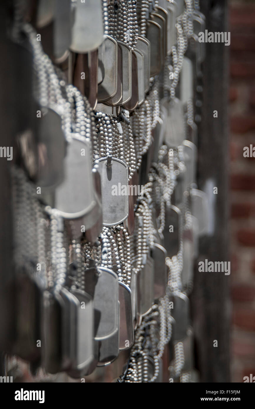 Symbolisch leere Soldat Erkennungsmarken an einem Denkmal Stockfoto