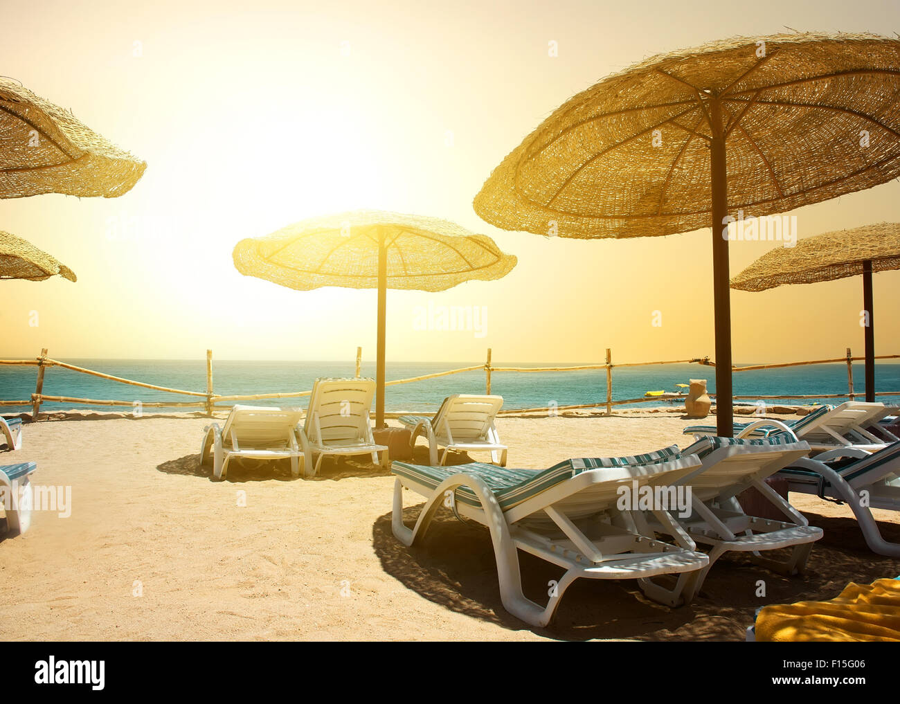 Sandstrand in der Nähe von Rotes Meer bei Sonnenuntergang Stockfoto