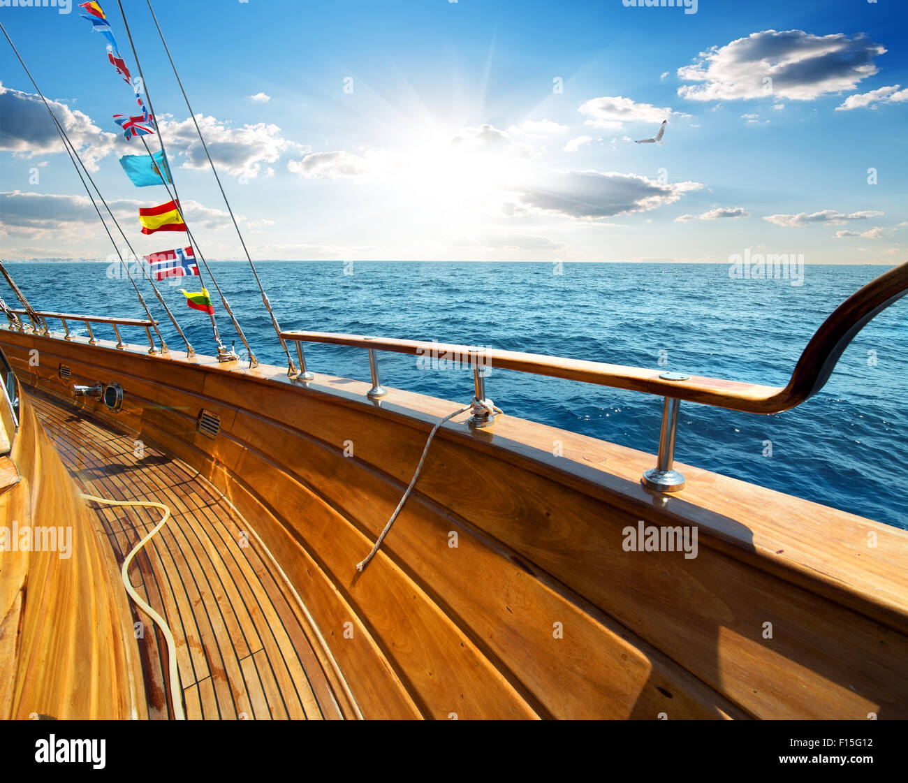 Yacht im Meer am sonnigen Tag Stockfoto