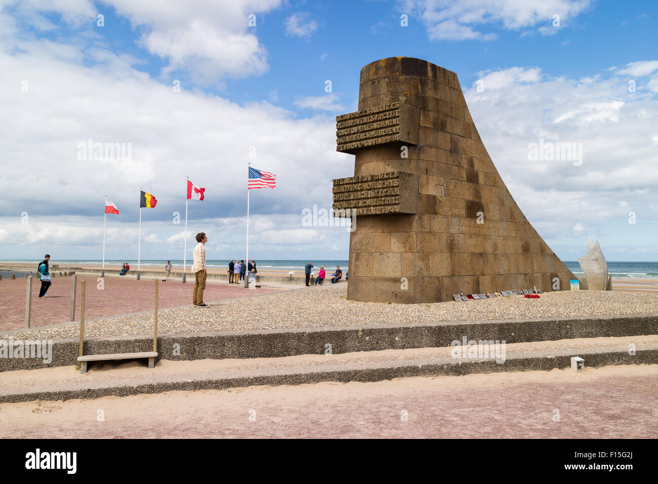 Ein junger Mann schaut das Denkmal für die Alliierten Streitkräfte, die am Omaha Beach in der Normandie 1944 landeten Stockfoto