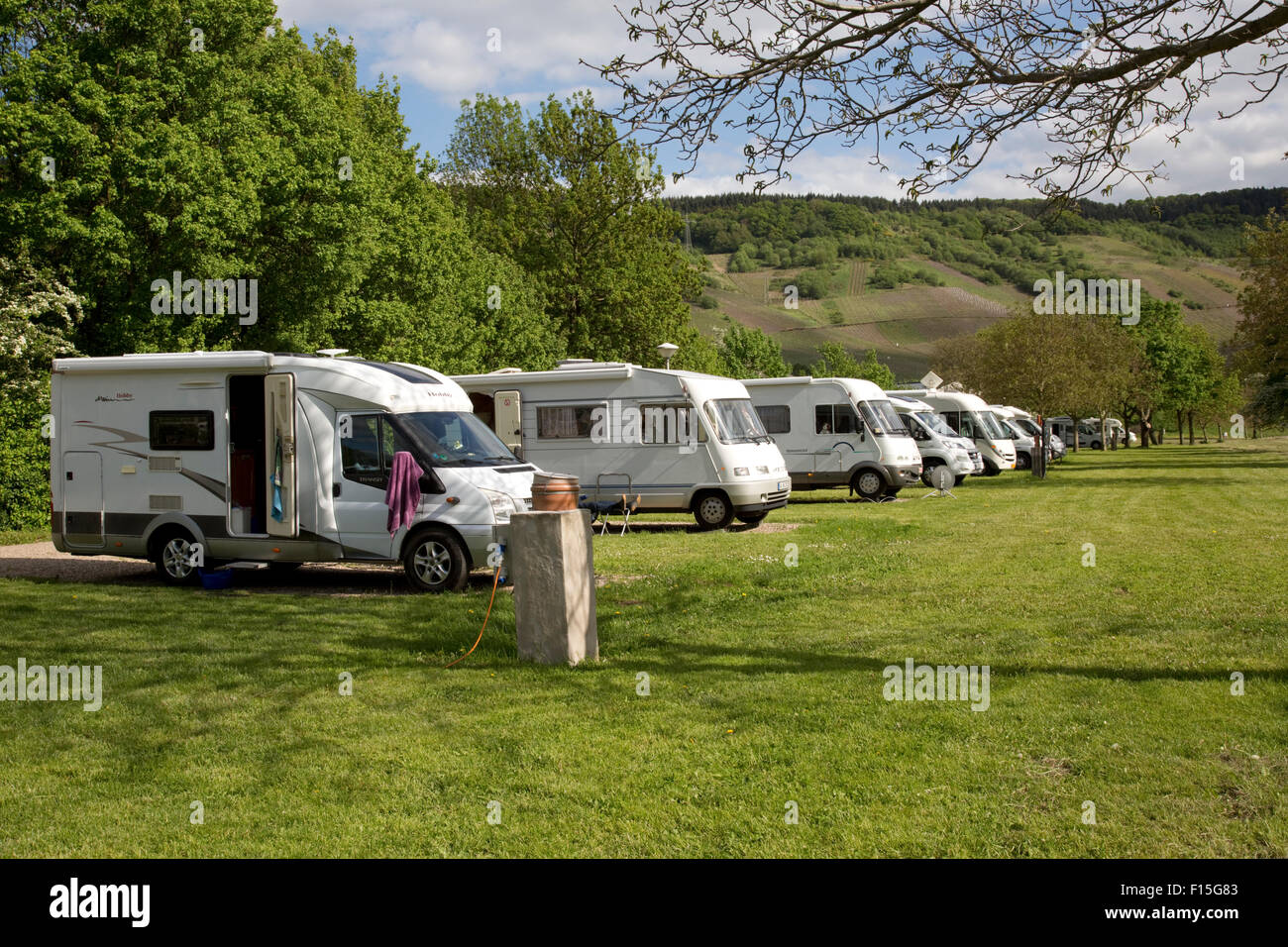Wohnmobile geparkt an Ufern Mosel River Wintrich Deutschland Stockfoto